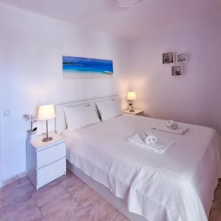 Flh Spacious Flat With Balcony Lägenhet